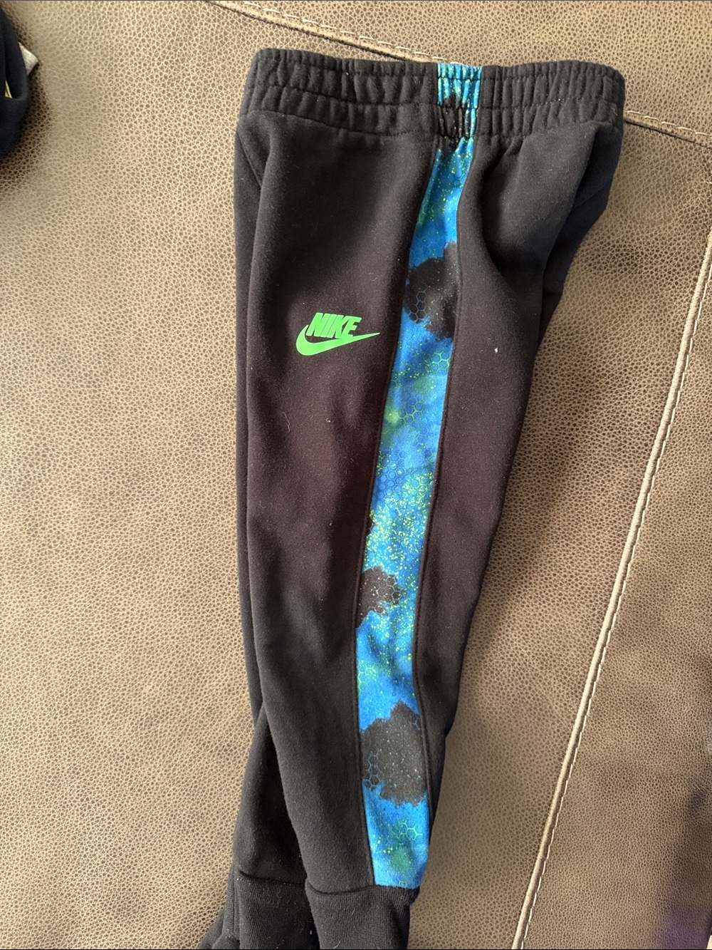 Nike Black Kids Sweatshirt and Joggers Set with Blue-Green Swoosh - Picture 2 of 3